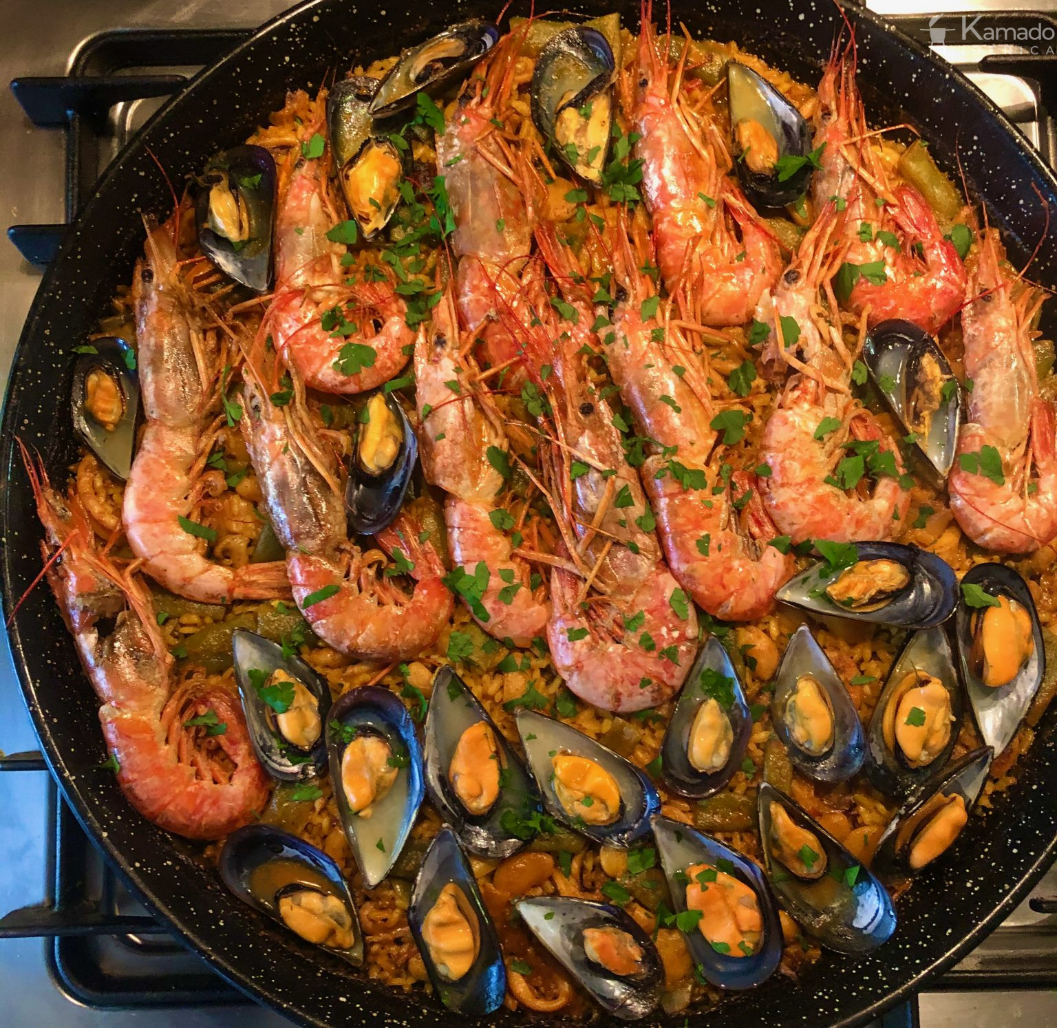 PAELLA DE GAMBONES CALAMAR MEJILLONES Y VERDURA KAMADO IBERICA