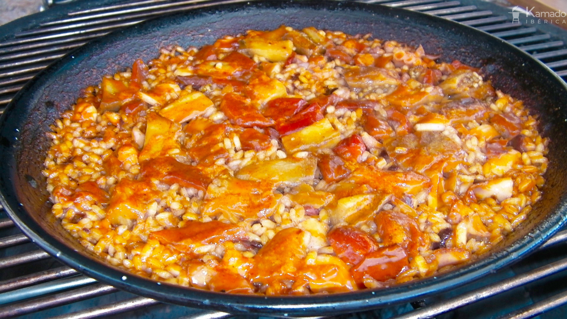 PAELLA DE PULPO CON BERENJENAS PIMIENTOS ASADOS KAMADO IBERICA